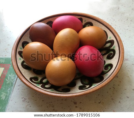 Easter decor. Painted eggs in a ceramic bowl. 