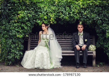 wedding, the couple hid under the arch of leaves on the bench. nature