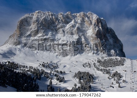 The idyllic panorama of the snowy forest and peaks in the Dolomiti.