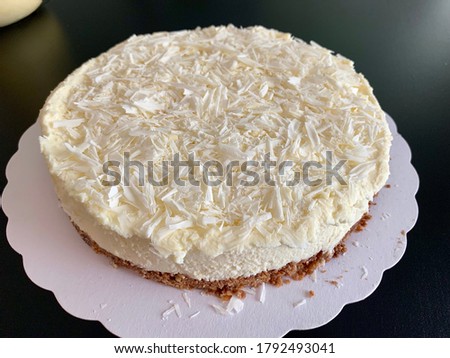 A picture of a cheesecake.