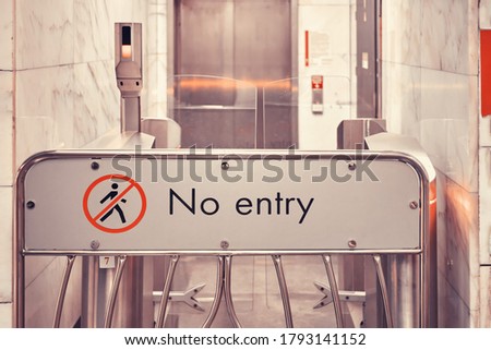 Inscription No entry and passage to the corridor closed by a turnstile
