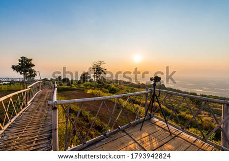 A tourist spot on the mountain suitable for taking pictures of the scenery in the afternoon to the evening before the sun goes down, the mountain view in a wide angle without clouds and fog 