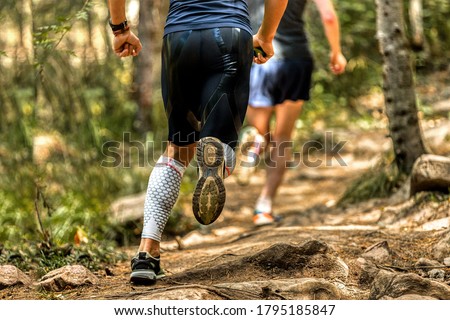 back man runner in compression socks running stones trail 