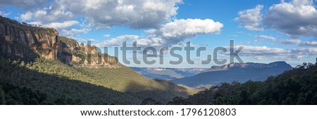 A panoramic of sunny Blue Mountains