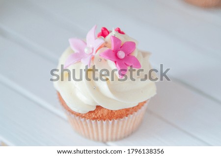Pink flower decorated icing cupcake 