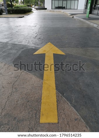 A picture of arrow sign on the road. 