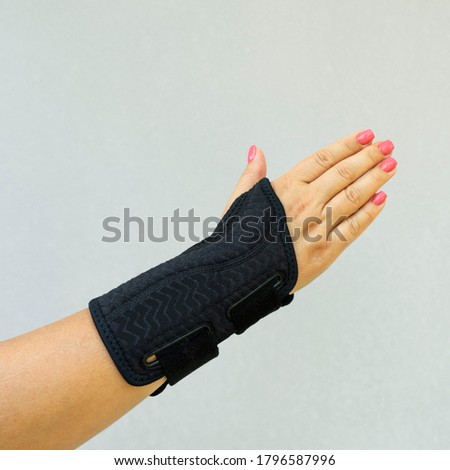 Wrist brace for the treatment of carpal tunnel syndrome or median nerve compression, numbness hand