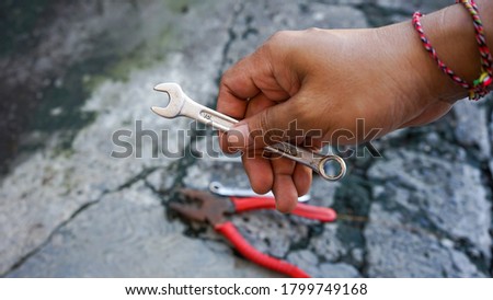Close up of the hand holding the tool