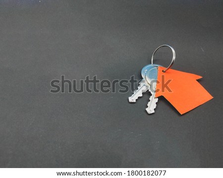 Black space background with house keys Free Photo