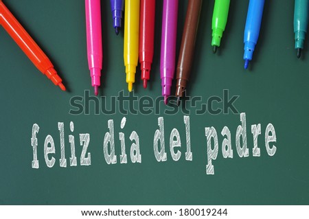 feliz dia del padre, happy fathers day written in spanish in a chalkboard, and some felt-tip pens of different colors