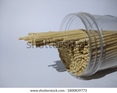 Picture of a toothpick coming out of its container.