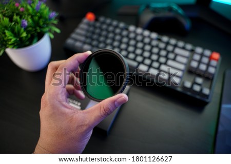 A man hand holding a variable ND (Nuetral Density) filter