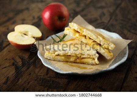 Cheesy toasts with seasonal apples