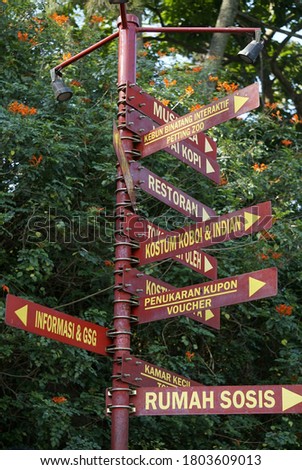 Directional signage as a guide for tourists.