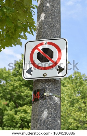 A no yielding sign on a street