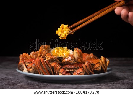 steamed chinese mitten crab, shanghai hairy crab close up on plate(大闸蟹）