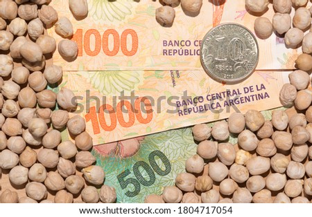 Legumes on Argentine peso banknote, world agricultural economy.