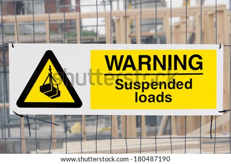 Suspended loads warning sign at a construction site