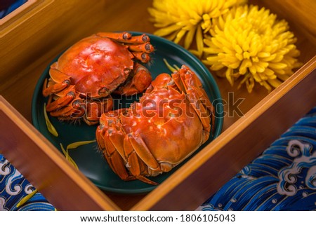The moon Festival captures elements of hairy crab in the background of qiuju