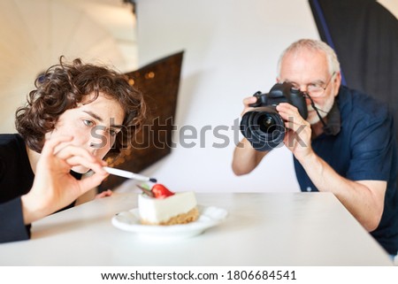 Photo assistant in food styling as preparation for food photography