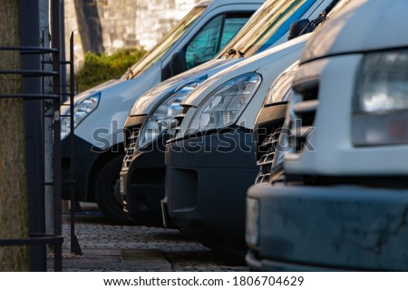 A picture of a row of white parked vans in Niort.