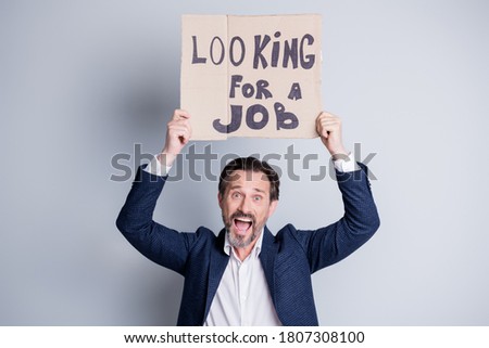 Photo of crazy scream dismissed mature guy business man stand protest financial crisis lost job carton placard labor market strike entrepreneurs rights wear suit isolated grey background