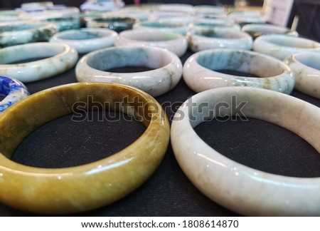 finest and finest marble-patterned jade bracelets were arranged on a black tablecloth.