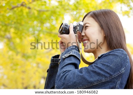 Japanese woman to take a picture ginkgo