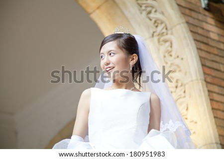 Japanese Bride standing in front of the mansion