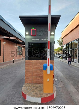 The picture of the entrance of the mall has a guardhouse for checking the vehicle in and out of the customer.