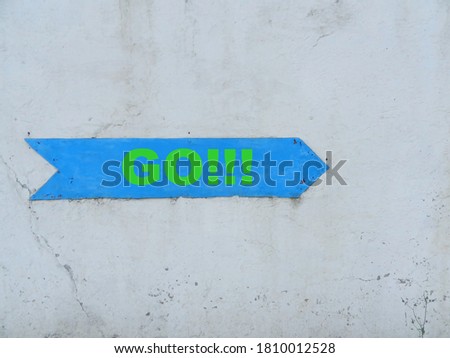 Blue arrow on a white wall with a green inscription "GO !!!"