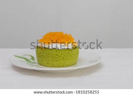 Gold egg yolk thread cakes