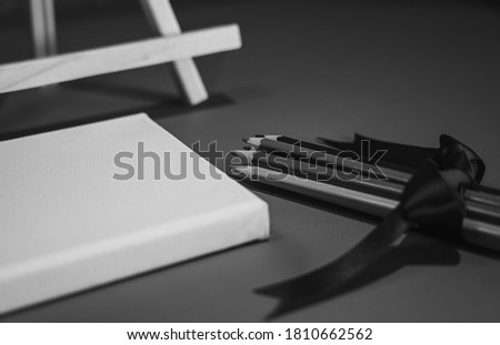 Drawing pencils with wooden easel; Black and white style