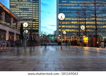 night picture of six public clock in Canary Wharf 