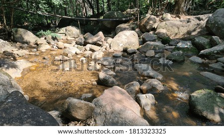 Picture of a dry waterfall with no water in the water.