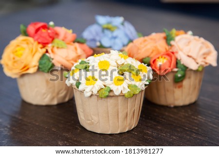 Beautiful flower cupcake for wedding