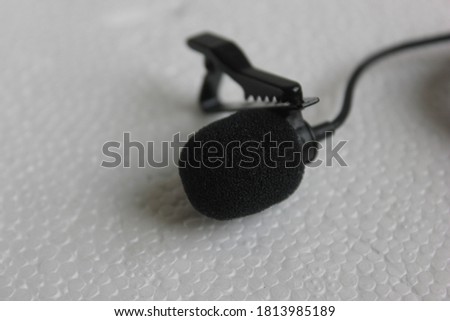 Lavalier microphone with lapel and mini jack plug for virtual meetings and classes, filming and audio recording