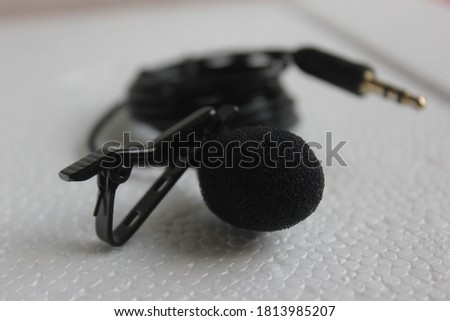 Lavalier microphone with lapel and mini jack plug for virtual meetings and classes, filming and audio recording