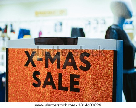 sign with Christmas discount at the entrance to the store