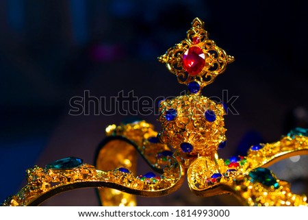 Queen's crown in her sparkles