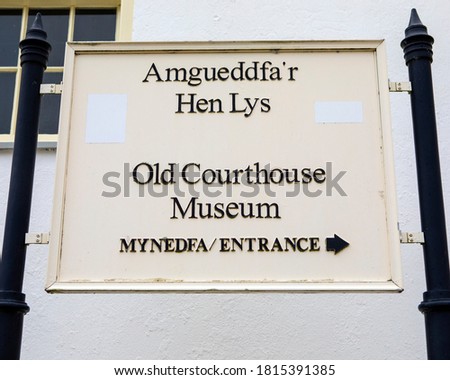 A sign in both the Welsh and English languages, at the entrance to the Old Courthouse Museum, in the town of Beaumaris on the Isle of Angelsey in Wales.