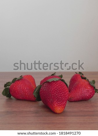The strawberry generates benefits for the body. The strawberry provides vitamin C. The strawberry is consumed a lot in summer.