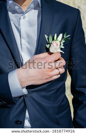 Details of the groom on the wedding day. Groom's boutonniere.