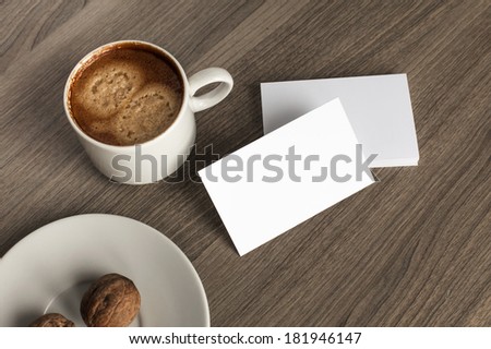 Photo blank a stack of b-cards with cape of coffee on a wooden texture