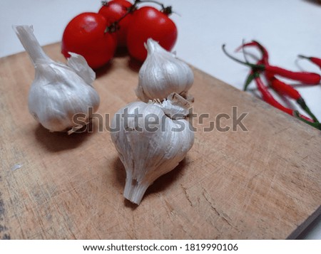 Onions, chilies and tomatoes are widely used spices in Indonesian cooking. Javanese people always use these three ingredients to make various kinds of chili sauce. Kitchen seasoning.
