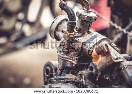 Clean the carburetor with dirt on the motorcycle engine.	