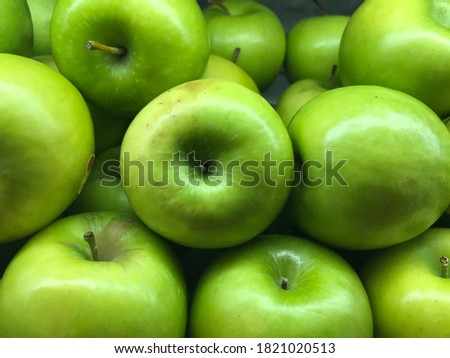 Close up a bunch of green apple on market