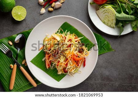 Papaya salad served with rice noodles and vegetable salad Decorated with Thai food ingredients.