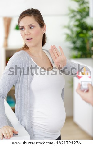 pregnant woman says no to cigarettes