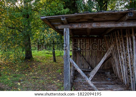 Photo a barn with dry chopped wood. Shed by the road
